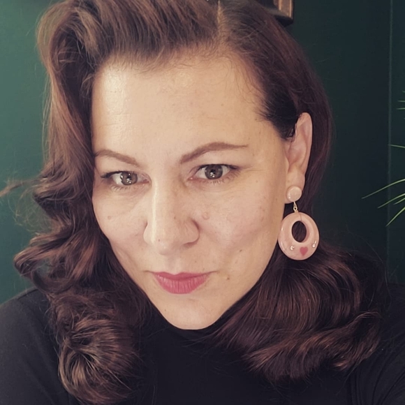 Meet your Posher, Erica - Picture 2 of 2